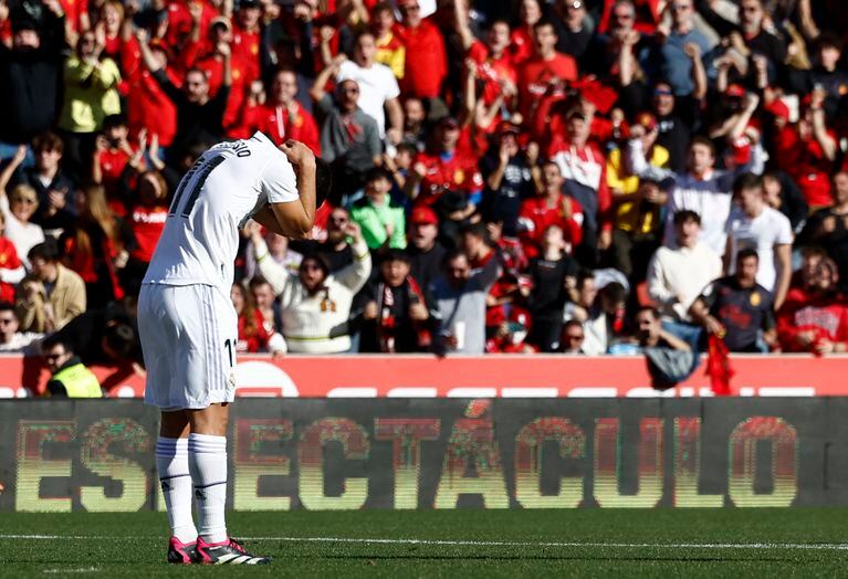 Soccer Football - LaLiga - RCD Mallorca v Real Madrid - Visit Mallorca Stadium, Palma, Mallorca, Spain - February 5, 2023 Real Madrid's Marco Asensio looks dejected after he misses a penalty REUTERS/Juan Medina