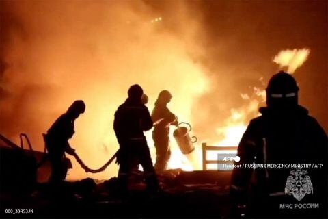 En esta captura de video del folleto tomada de una grabación publicada por el Ministerio de Emergencias de Rusia el 14 de agosto de 2023, los rescatistas apagaron un incendio en una estación de servicio en la ciudad de Makhachkala.