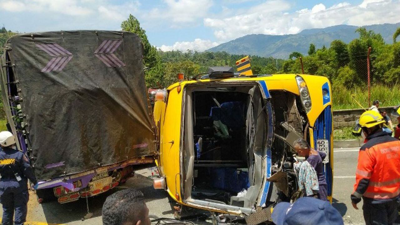 Una volqueta perdió los frenos y arrolló un bus que llevaba pasajeros y varios carros particulares.