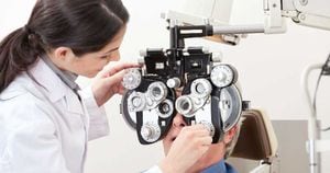 6. Optómetra: Especialistas en salud visual, son las encargadas de los exámenes de visión y el diagnóstico de problemas visuales. Porcentaje de mujeres: 55%. Ingreso promedio anual: USD$109.000.