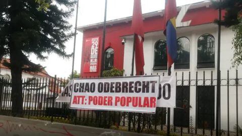 La pancarta fue colgada a las afuera de la sede del Partido Liberal en Bogotá.