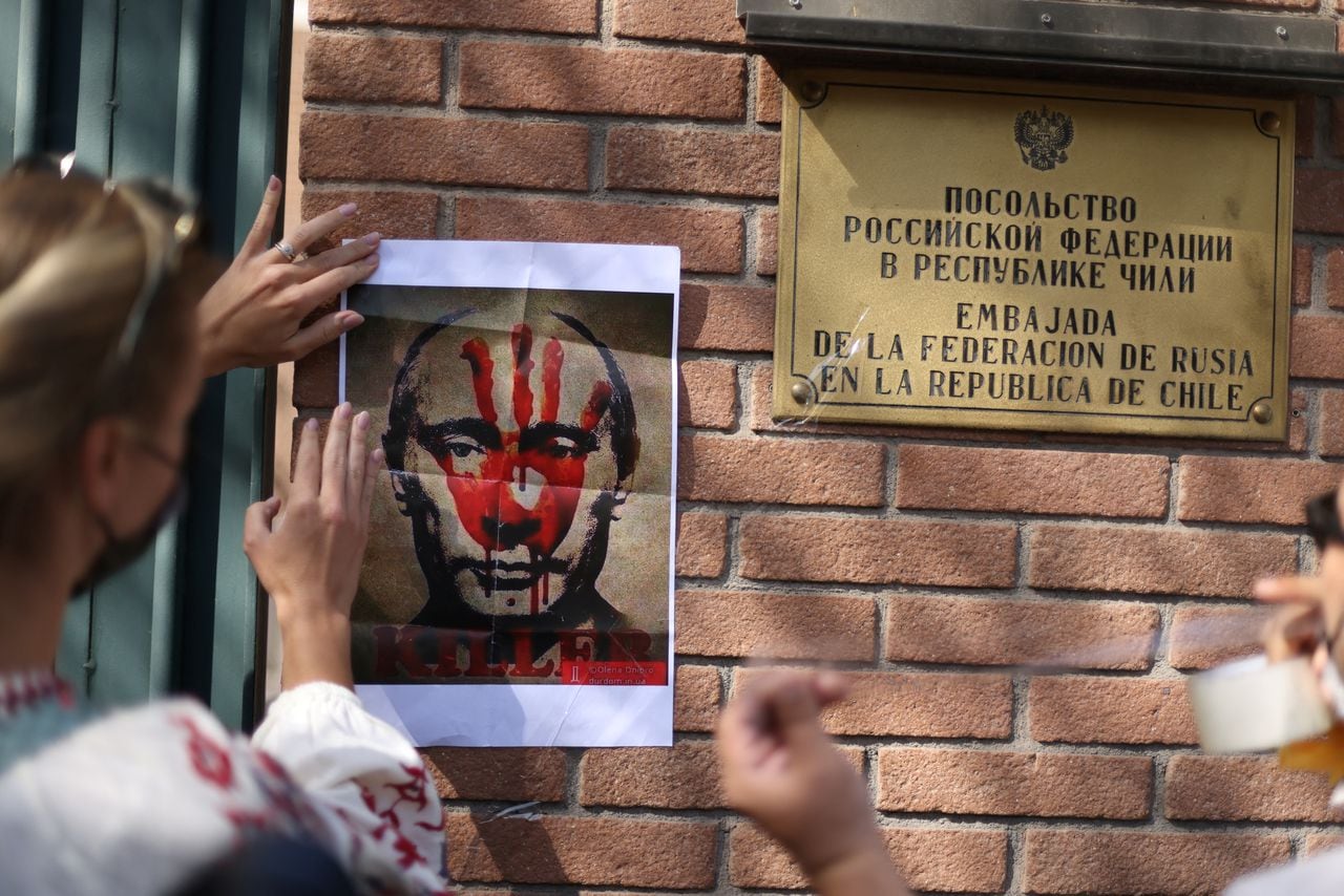Imagen del presidente de Rusia Vladimir Putin, contra quien protestan en Santiago de Chile por su ataque militar a Ucrania. 24 de febrero de 2022. Foto: Reuters/Iván Alvarado