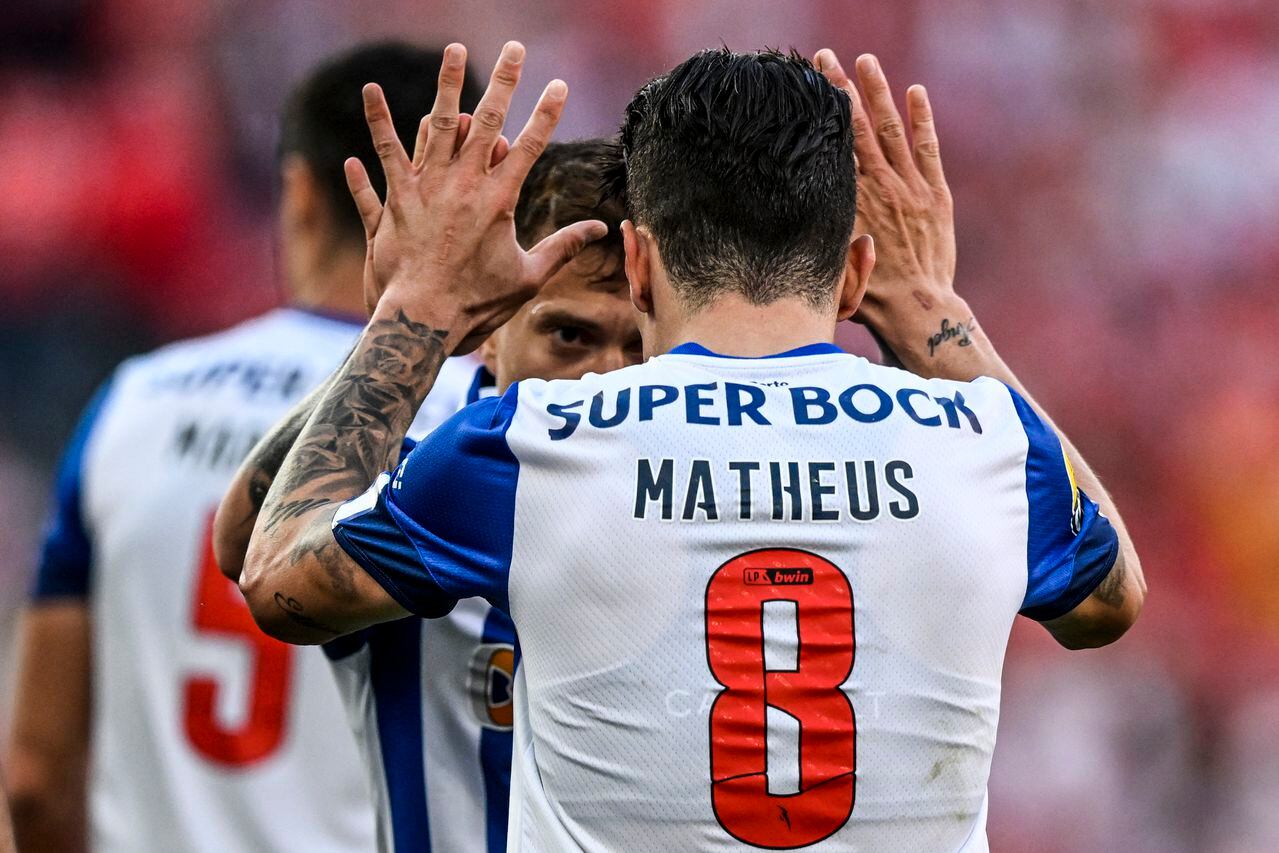 Porto's Colombian midfielder Matheus Uribe celebrates with Porto's Portuguese midfielder Otavio (R) scoring his team's first goal during the Portuguese league football match between SL Benfica and FC Porto at the Luz stadium in Lisbon on April 7, 2023. (Photo by PATRICIA DE MELO MOREIRA / AFP)