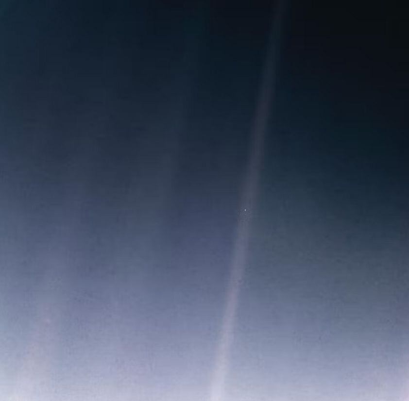 Fotografía de la Tierra captada por la sonda espacial Voyager 1 desde una distancia de algo más de 6000 millones de kilómetros. Aunque la imagen se tomó el 14 de febrero de 1990, en realidad muestra la posición de la Tierra casi seis horas antes, cuando aún era el 13 de febrero. Wikimedia Commons / NASA/JPL-Caltech publicada por The Conversation