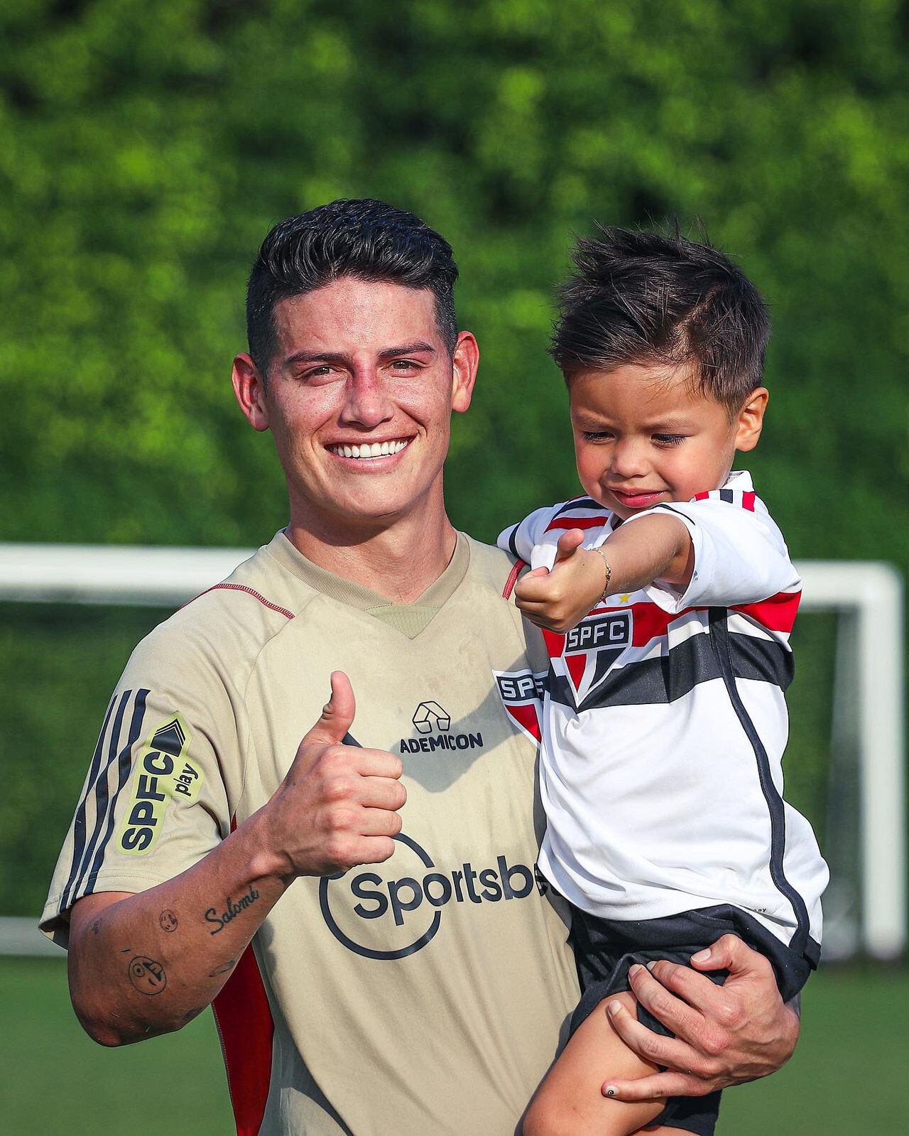 James Rodríguez junto a su hijo Samuel en un entrenamiento de Sao Paulo.