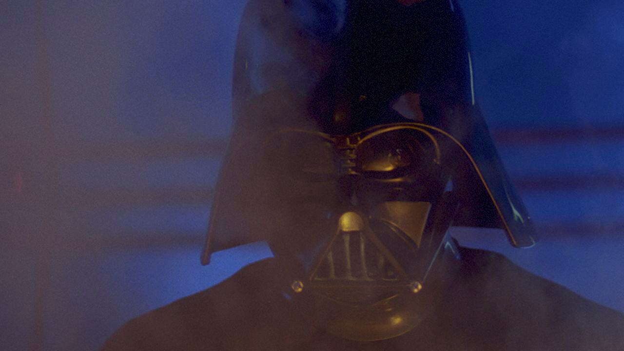 En la película, Darth Vader busca incesantemente a Luke Skywalker y tras una dura batalla le revela que es su padre.