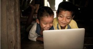 Foto: Niños con computadores/Getty