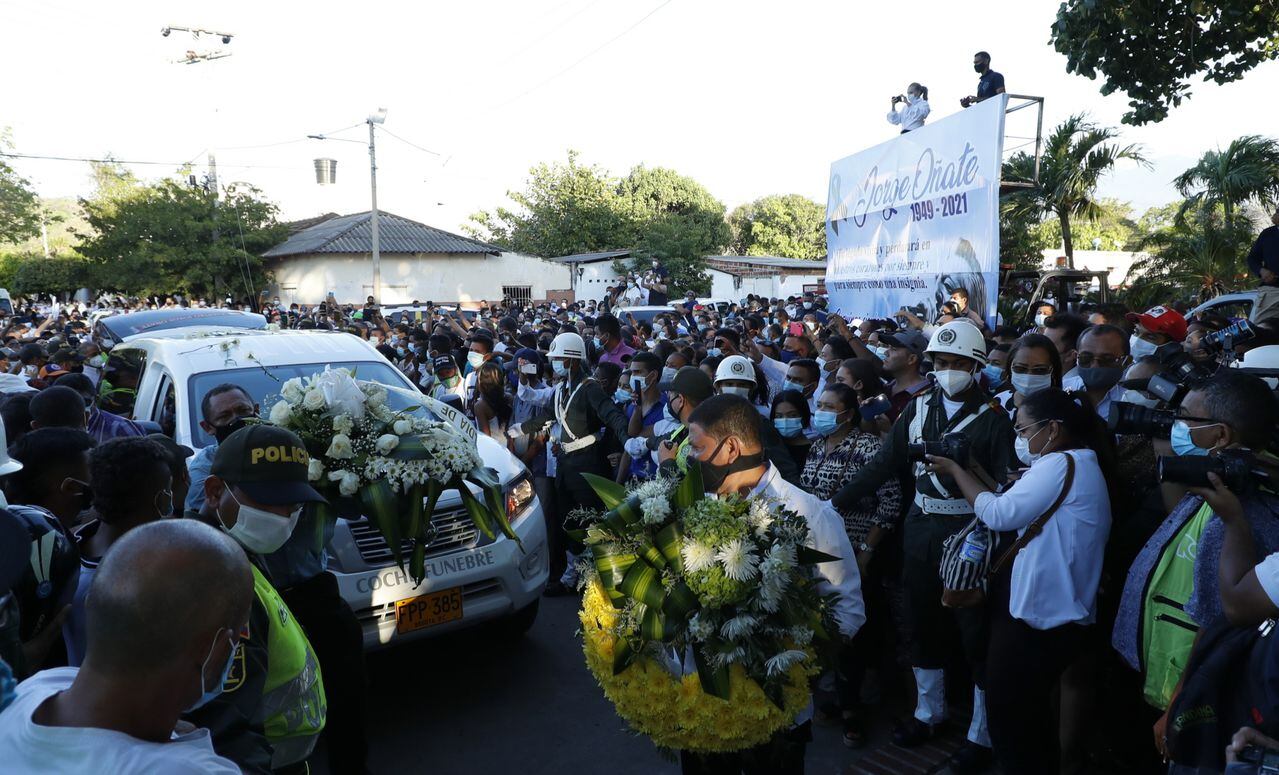 Carroza funebre, ataud de Jorge Oñate llegando al Cementerio en la Paz Cesar