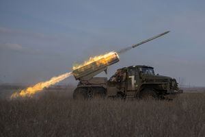 Militares ucranianos disparan un sistema de cohetes de lanzamiento múltiple BM-21 Grad hacia posiciones rusas en una línea de frente cerca de la ciudad de Marinka, en medio del ataque de Rusia a Ucrania, en la región de Donetsk, Ucrania, 7 de febrero de 2023. 