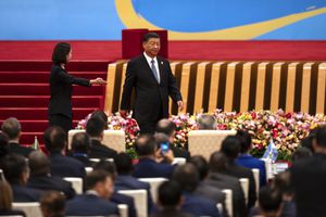 El presidente chino, Xi Jinping, regresa a su asiento después de pronunciar un discurso durante el Foro de la Franja y la Ruta en el Gran Palacio del Pueblo en Beijing, el miércoles 18 de octubre de 2023. (Foto AP/Louise Delmotte)