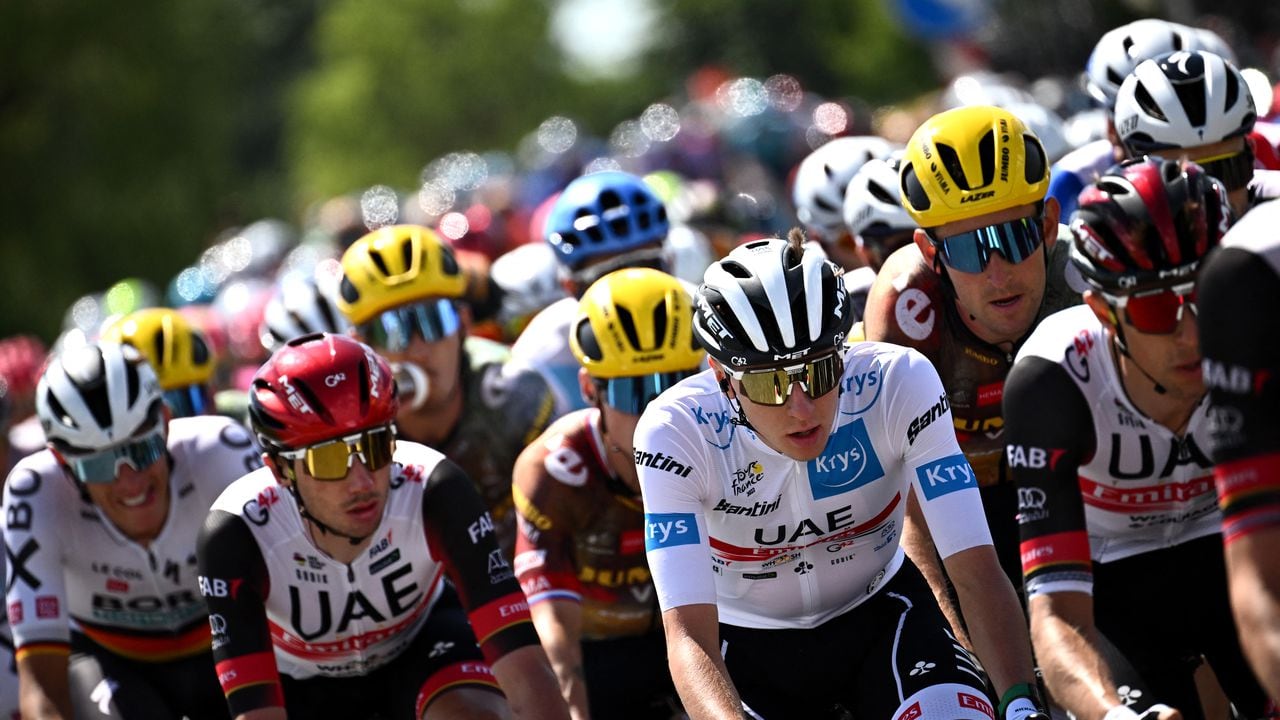 UAE Team Emirates team's Slovenian rider Tadej Pogacar wearing the best young rider's white jersey (C) cycles with the pack of riders during the 2nd stage of the 109th edition of the Tour de France cycling race, 202,2 km between Roskilde and Nyborg, in Denmark, on July 2, 2022. (Photo by Marco BERTORELLO / AFP)