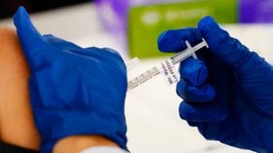 IMAGEN DE REFERENCIA: Un trabajador sanitario aplica una dosis de la vacuna contra el COVID-19 en un centro de vacunación en Morristown, Pennsylvania, EEUU, 7 de diciembre de 2021. 
(AP Foto/Matt Rourke, File)