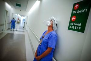 Personal médico exhausto en Brasil. Una enfermera se toma un descanso en una unidad de cuidados intensivos de pacientes con el COVID-19 en el Hospital das Clinicas de Porto Alegre. (AP Photo/Jefferson Bernardes, File)