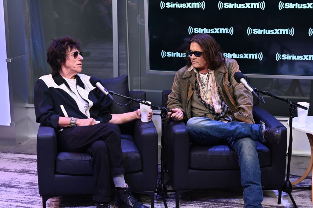 Jeff Beck y Johnny Depp en el SiriusXM's Town Hall con Steven Van Zandt. Foto: Noam Galai/Getty Images for SiriusXM.
