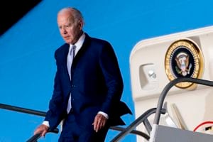El presidente Joe Biden llega al aeropuerto internacional Felipe Ángeles en Zumpango, México, el domingo 8 de enero de 2023. (AP Photo/Andrew Harnik)