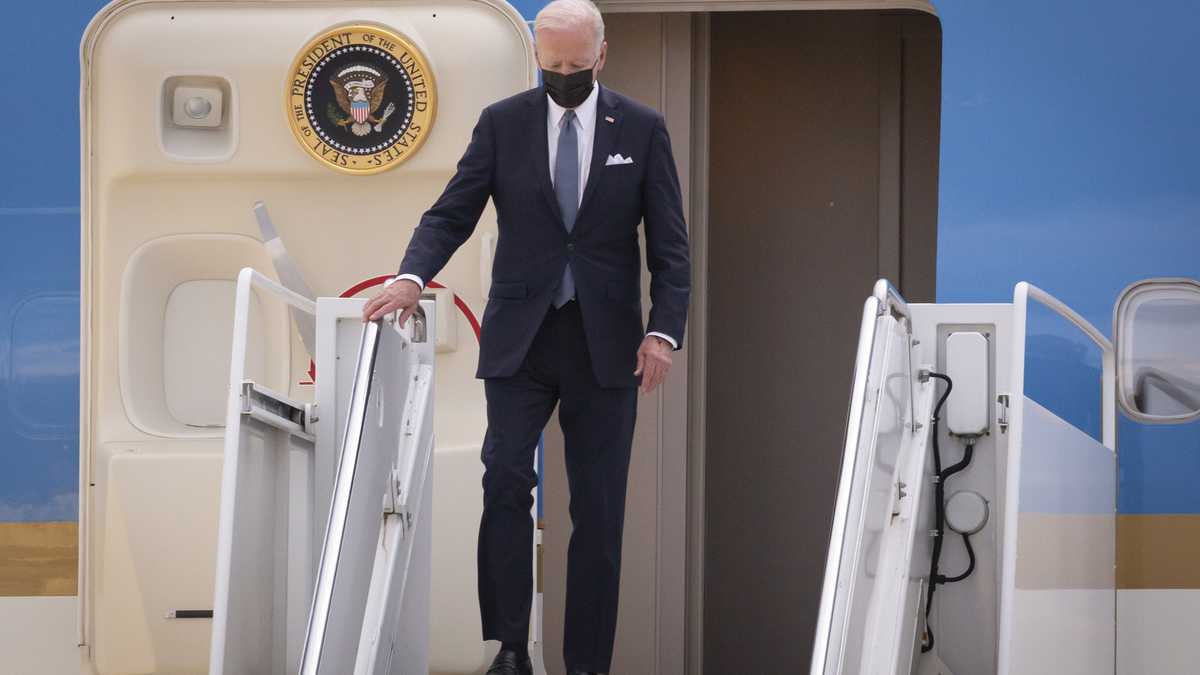 FUSSA, JAPÓN - 22 DE MAYO: El presidente de los Estados Unidos, Joe Biden, es visto a su llegada a la base aérea de Yokota el 22 de mayo de 2022 en Fussa, Tokio, Japón. El presidente Biden llegó a Japón luego de su visita a Corea del Sur, como parte de una gira por Asia destinada a tranquilizar a los aliados en la región. (Foto de Yuichi Yamazaki/Getty Images)