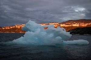 Un iceberg pasa durante el atardecer en Nuuk, Groenlandia, 7 de septiembre de 2021. Foto Reuters / Hannibal Hanschke