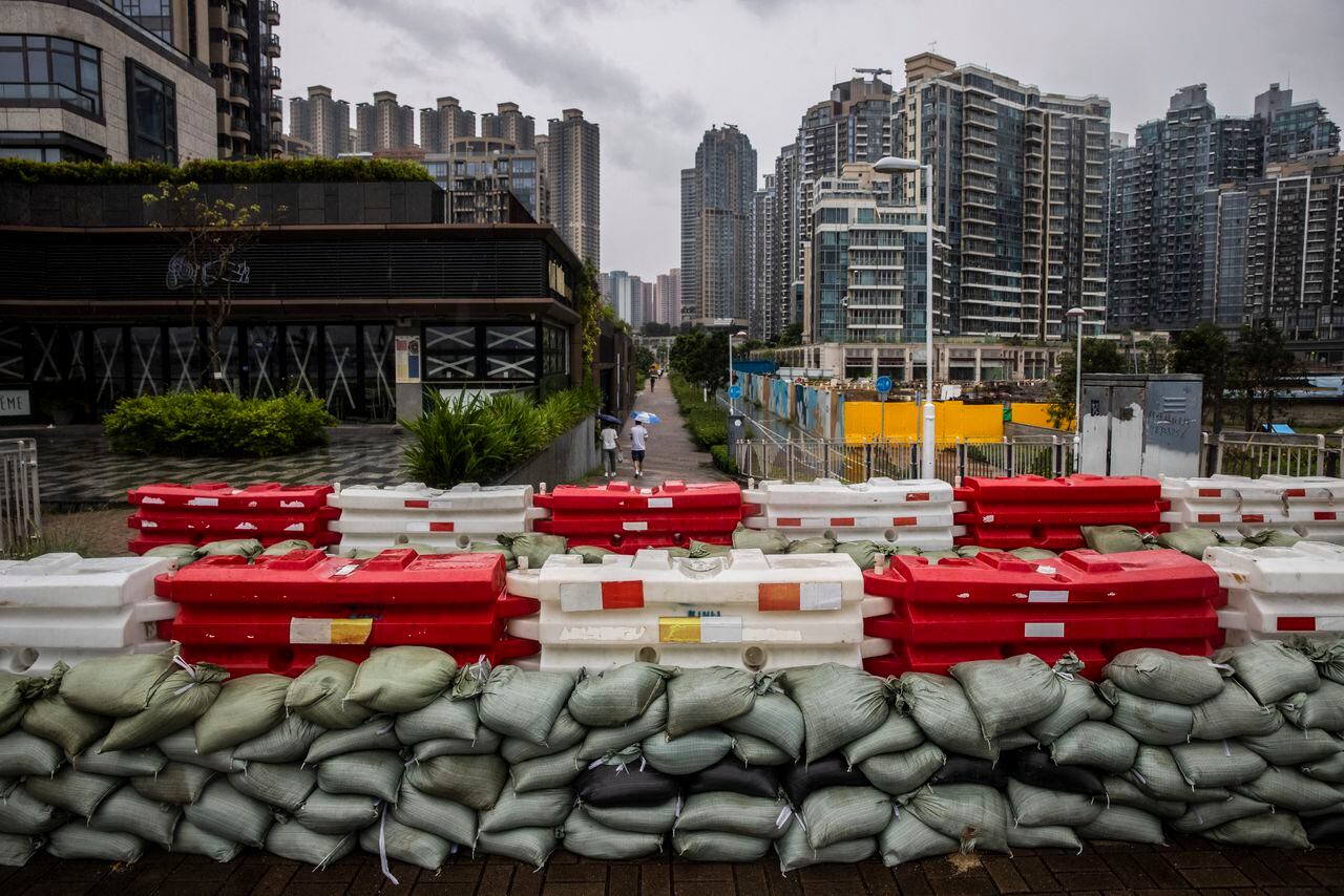 "Saola podría convertirse en el tifón más potente desde 1949 en tocar el delta del río de las Perlas", que comprende varias ciudades importantes como Hong Kong, Cantón, Shenzhen y Macao, dijo el Centro Meteorológico Nacional en la red social Weibo