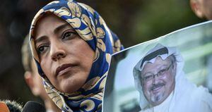 Tawakkol Karman, nobel de paz, sostiene la foto del periodista Jamal Khashoggi durante una protesta por su libertad.