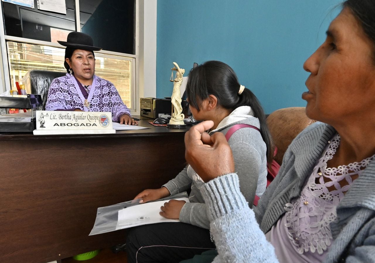 Bertha Aguilar en su consultorio, un espacio de esperanza y justicia para las mujeres aymaras en Bolivia. Su dedicación incansable ha marcado la diferencia en la vida de muchas personas