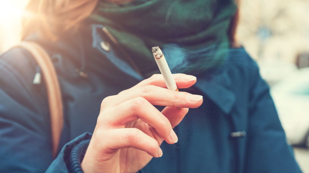¿Cómo quitar el olor a cigarrillo de la ropa sin lavarla?