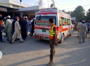 En esta foto proporcionada por Rescue 1122 Head Quarters, una ambulancia transporta a personas heridas luego de la explosión de una bomba durante un mitin político en el distrito de Bajur de Khyber Pakhtunkhwa, Pakistán, el domingo 30 de julio de 2023.