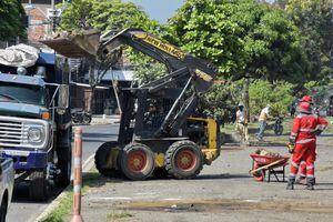 PLAN ESPECIAL DE LIMPIEZA EN 49 CORREDORES VIALES

La Administración Distrital con las empresas de aseo  Ciudad Limpia, Veolia, Promocali y Promovalle, se permiten presentar el plan de limpieza especial para 49 corredores viales de Cali impactados por el arrojo clandestino de residuos.
 
El plan, que estará vigente hasta el próximo 31 de diciembre, consiste en recorridos adicionales de recolección que se van a hacer en corredores viales como lo son la Avenida Ciudad de Cali, Calle 1, Calle 5, Carrera 10, Carrera 15, Calle 25, Autopista Suroriental, Avenida Simón Bolívar.

Con el plan, también se atenderá la recolección de Residuos de Construcción y Demolición, RCD, también conocidos como escombros, arrojados de forma clandestina en los corredores priorizados. 
 
Para ello, las empresas de aseo con la Administración Distrital dispusieron de maquinaria y personal adicional. En total, se dispusieron de 40 vehículos, entre volquetas, maquinaria amarilla y carros recolectores. Así mismo, se dispusieron 120 personas que estarán sensibilizando a la ciudadanía sobre el manejo adecuado de residuos sólidos en los 49 corredores y zonas aledañas.