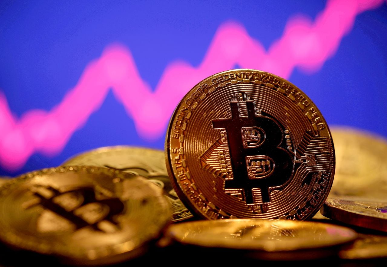 FOTO DE ARCHIVO: Una representación de la moneda virtual Bitcoin se ve frente a un gráfico de acciones en esta ilustración tomada el 8 de enero de 2021. REUTERS / Dado Ruvic / Foto de archivo