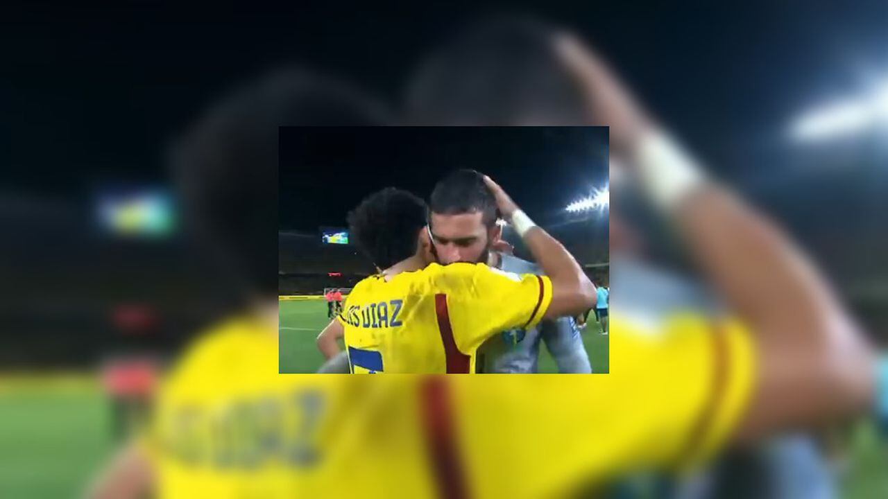 Luis Díaz y Alisson Becker al final del Colombia vs Brasil, en Barranquilla