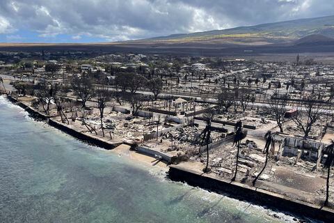 Esta foto proporcionada por el Departamento de Tierras y Recursos Naturales de Hawái muestra áreas quemadas en Lahaina en la isla de Maui, Hawái, el viernes 11 de agosto de 2023