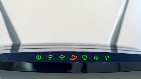El router wifi tiene diversas luces de colores.