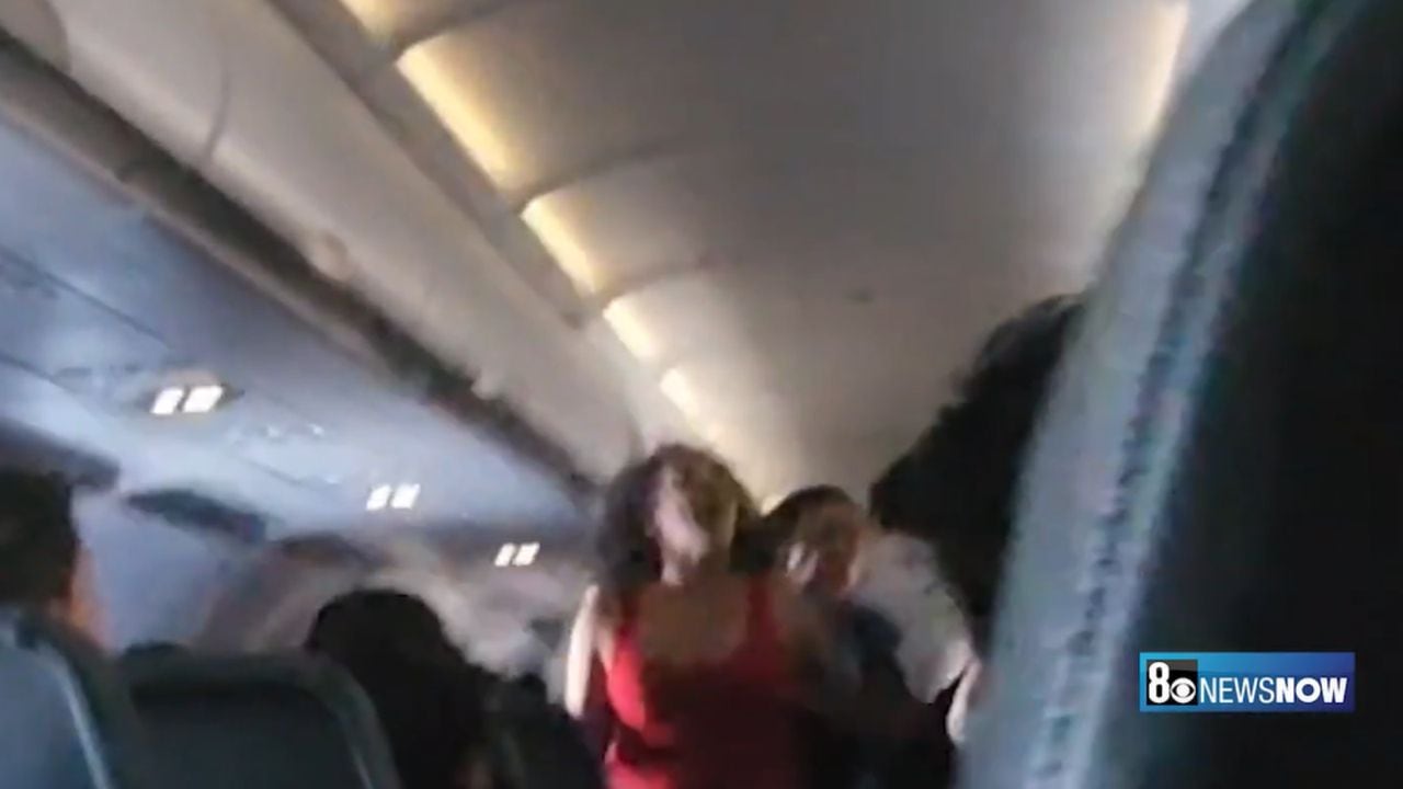 Las mujeres podrían enfrentar cargos por la pelea dentro del avión.