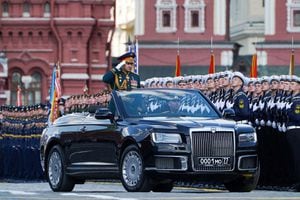 El ministro de Defensa ruso, Sergei Shoigu, conduce un Aurus descapotable durante un desfile militar el Día de la Victoria, que marca el 78.° aniversario de la victoria sobre la Alemania nazi en la Segunda Guerra Mundial, en la Plaza Roja en el centro de Moscú, Rusia, el 9 de mayo de 2023. 
