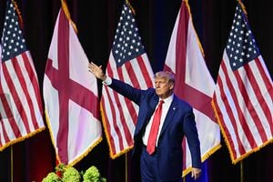 El ex presidente de los Estados Unidos, Donald Trump, saluda a la multitud durante la reunión de verano de 2023 del Partido Republicano de Alabama en el Renaissance Montgomery Hotel el 4 de agosto de 2023 en Montgomery, Alabama.