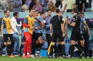 Jugadores uruguayos discuten con el árbitro Daniel Siebert