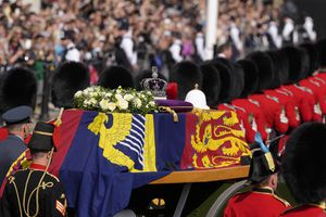 Miembros de la Guardia de Granaderos y la Artillería a Caballo Real de la Tropa del Rey flanquean el ataúd de la Reina Isabel II durante una procesión desde el Palacio de Buckingham hasta Westminster Hall en Londres, el miércoles 14 de septiembre de 2022. 