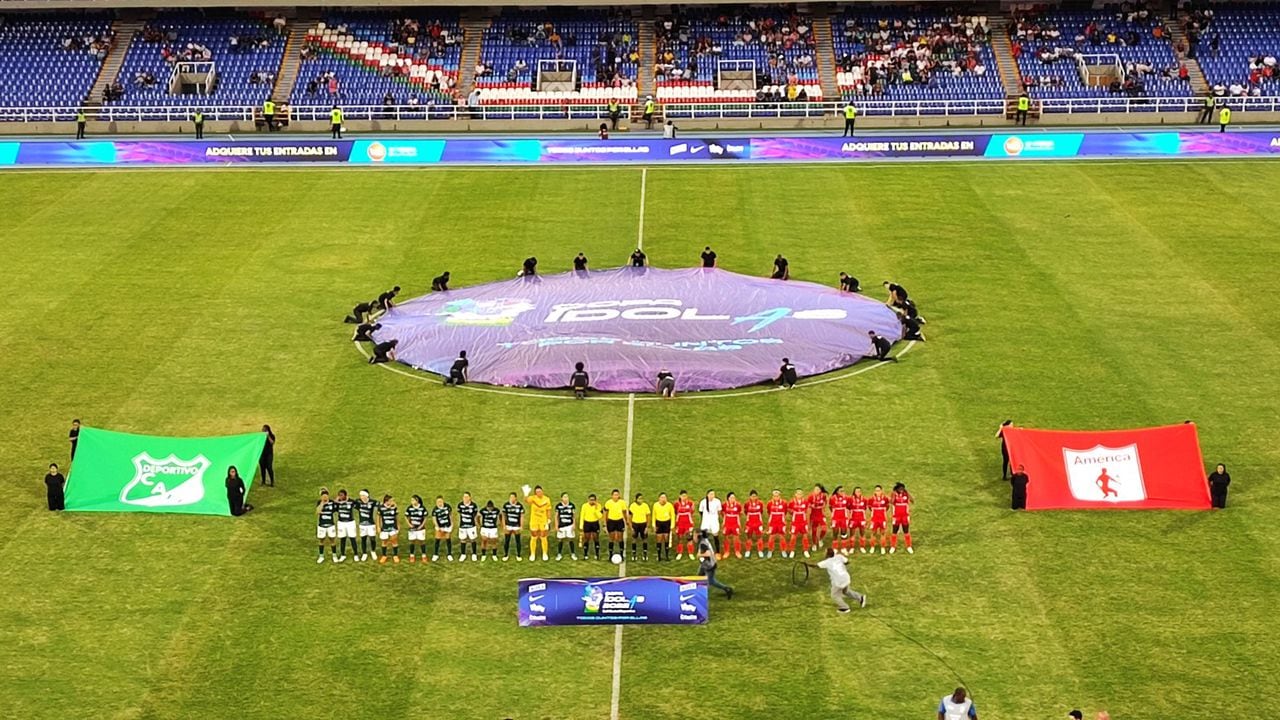 Los equipos femeninos de América y Cali se enfrentaron en un juego amistoso por la Copa Ídolas. Foto: Twitter @dmillanperea
