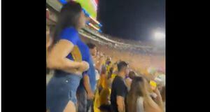 Aficionada de Tigres mostró sus senos en el partido