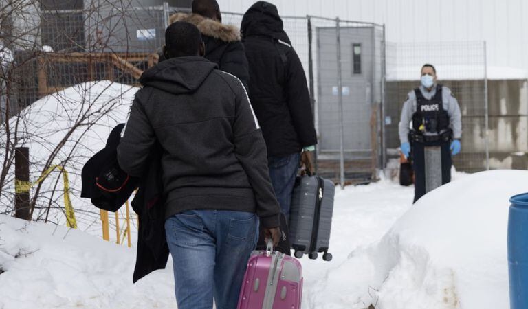 Con maletas en mano, los migrantes llegan a pedir asilo en este lugar que ha visto como se incrementa la llegada de ciudadanos