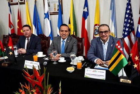Gerente de la RAP, Andrés Agón Martínez; gobernador de Santander, Mauricio Aguilar Hurtado y el gobernador de Norte de Santander, Silvano Serrano Guerrero.