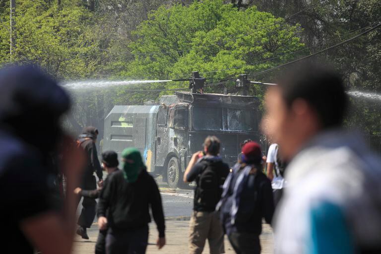 Cañones de agua de la policía chilena dispersan a los manifestantes durante una huelga estudiantil en el centro de Santiago, Chile.