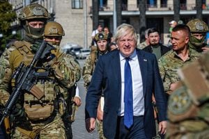 El primer ministro británico, Boris Johnson en Kiev acompañado de las fuerzas armadas ucranianas.