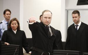 Anders Behring Breivik realiza un saludo al inicio de la tercera jornada del juicio que se sigue contra él por los atentados de julio de 2011 que causaron la muerte de 77 personas.