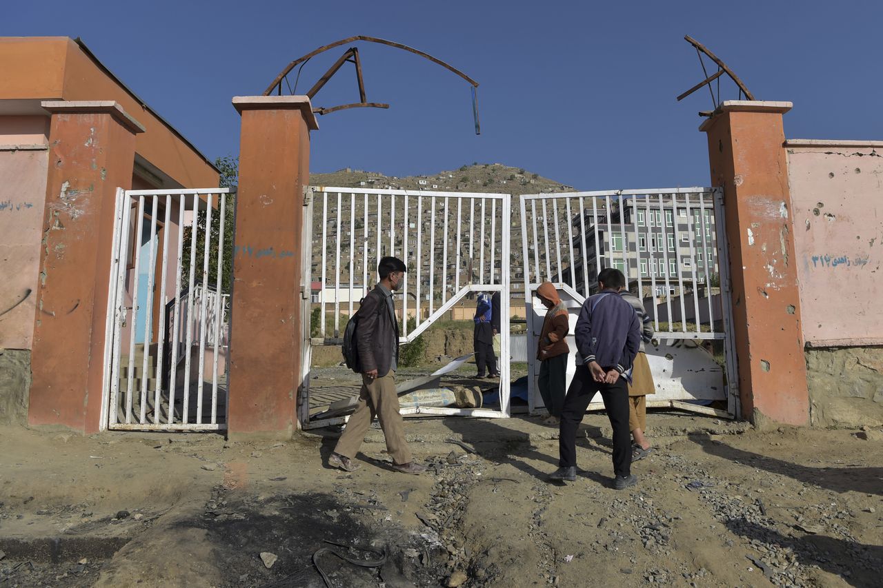 Las explosiones se produjeron en el barrio de Dasht-e-Barchi, en el oeste de la capital afgana, poblado principalmente por chiitas hazara, que suelen ser el blanco de grupos islamistas sunitas.