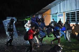 Agentes de migración mexicanos detienen a migrantes centroamericanos y haitianos que se dirigían en una caravana a Estados Unidos. Cientos de haitianos huyen del país caribeño debido a la profunda crisis humanitaria que padecen actualmente. (Photo by ISAAC GUZMAN / AFP)