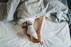 Un análisis detallado de los posibles efectos negativos de dormir con medias revela preocupaciones significativas para la salud de los pies, según expertos en podología.