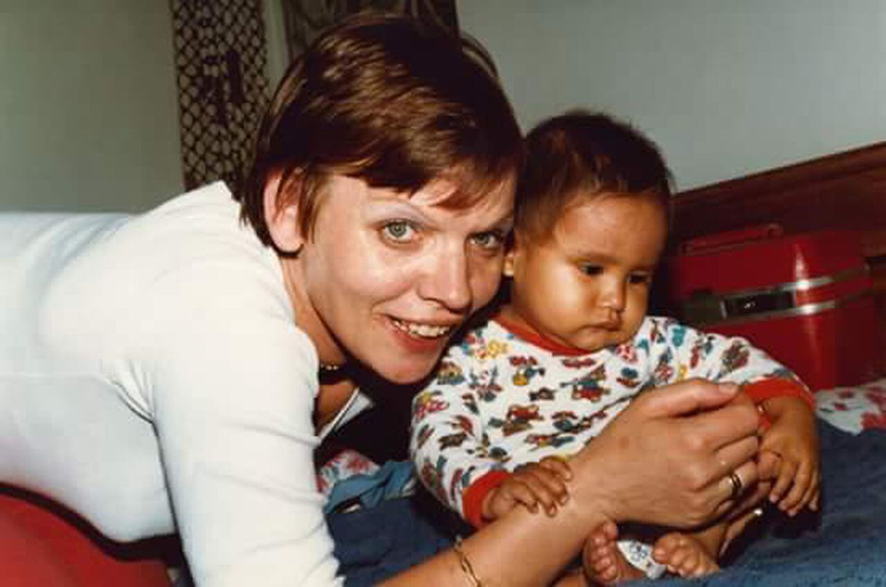Viviana Morcillo junto con su madre adoptiva.