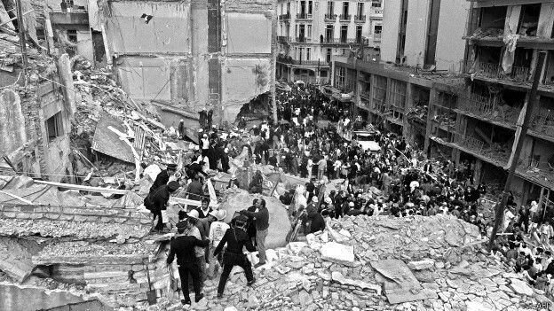 El atentado a la sede de la Asociación Mutual Israelita Argentina (AMIA) que causó  la muerte a 85 personas y más de 300 resultaron heridas en 1984.