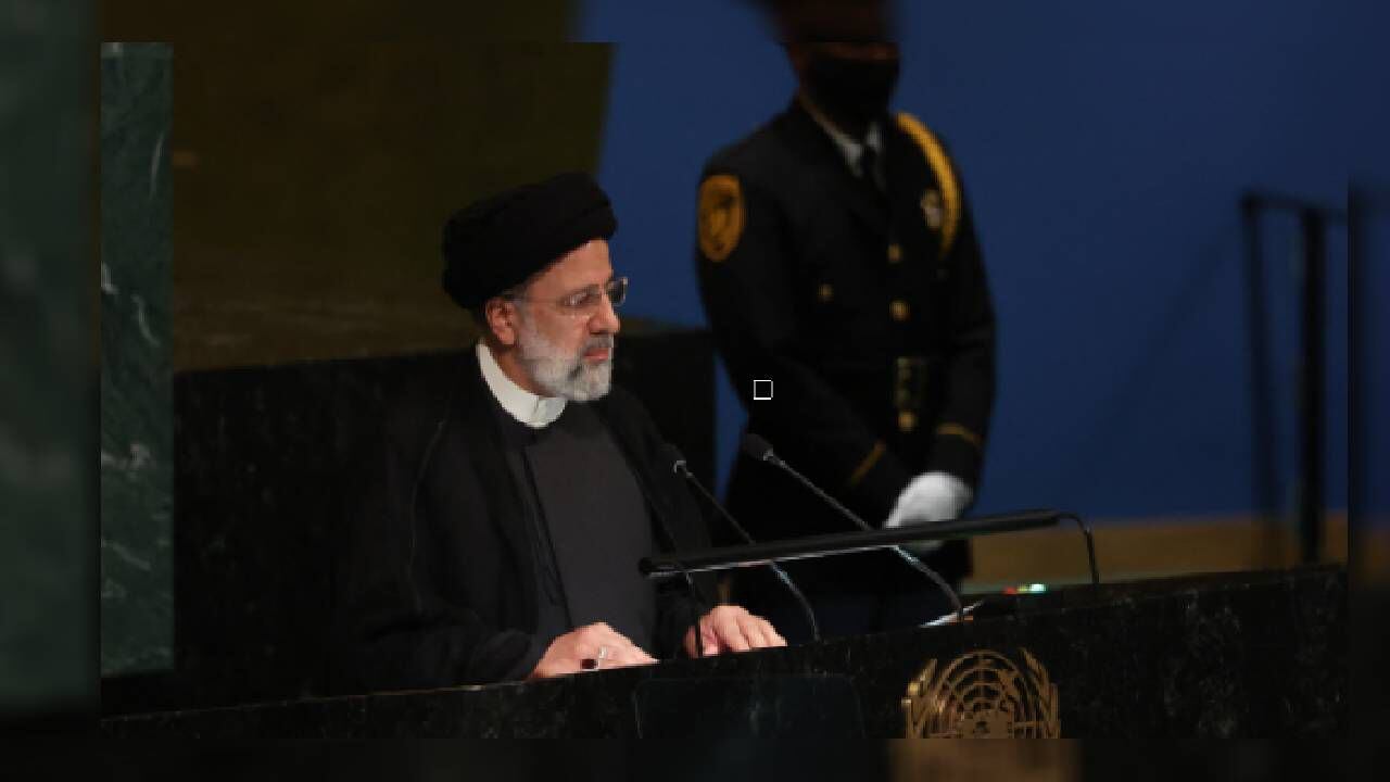 Ebrahim Raisi en su intervención ante las Naciones Unidas, y en medio de protestas en Irán. - Foto: Reuters
