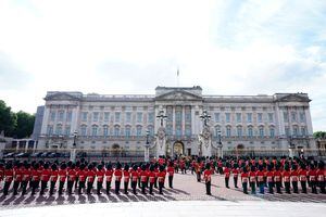 El ataúd de la reina Isabel II, envuelto en el estandarte real con la corona del estado imperial colocada en la parte superior, se transporta en un carro de armas tirado por caballos de la artillería a caballo real de la tropa del rey, durante la procesión ceremonial desde el Palacio de Buckingham hasta Westminster Hall, Londres , donde reposará antes de su funeral el lunes.